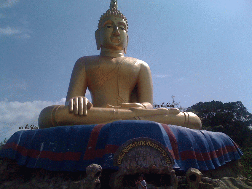 Blick auf den Berg mit der Statue des Buddha