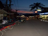 Nur ein paar Roller Samui 2005 leere Strassen