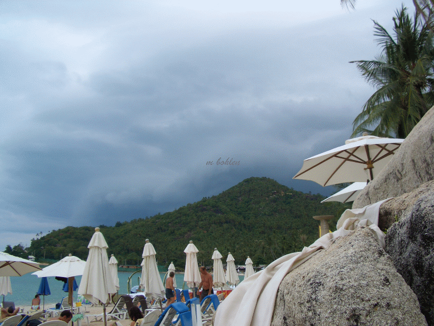 Wolken am Berg Koh Samui mit Blick vom Strand