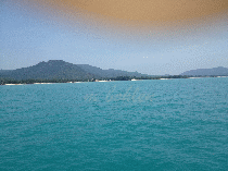 Blick aufs Meer im Hintergrung Berge und mein Zeigefinger 