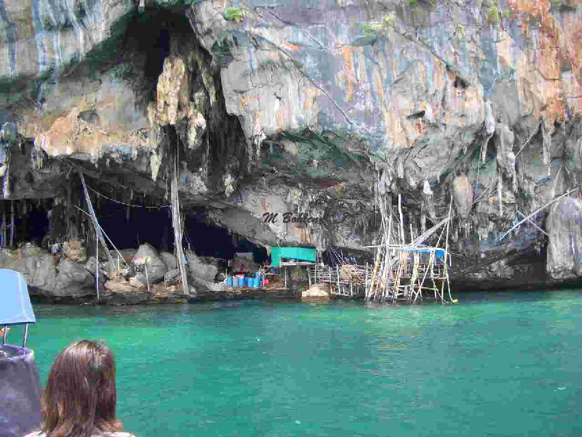 Uterwegs nach Phiphi Island Fischerhtten im Felsen 