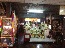 Der angesehene Tempel in Sisaket mit einem Leichnam